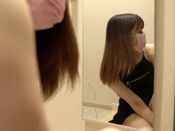 鏡の前で固定バイブオナニーをしている女性