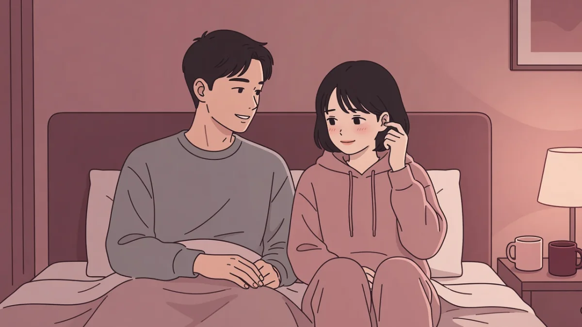 夜のベッドでヘッドボードに並んで座り、照れる彼女に微笑みかける男性。女性が潮を吹くと男性は嬉しいのかという本音